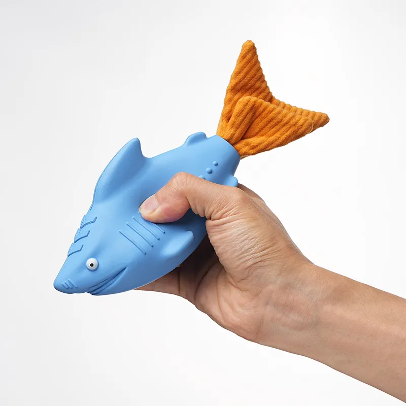 Requin en peluche